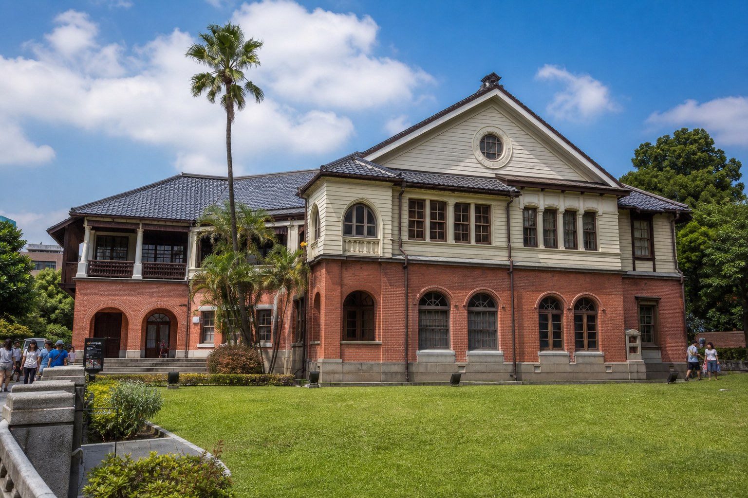 北投溫泉博物館前身是 1913 年完工的「北投公共浴場」，為當時東亞最大的溫泉公共浴場
