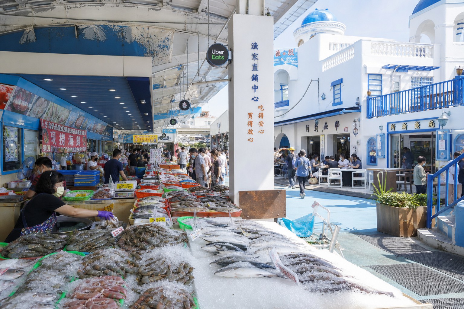 梧棲漁港魚貨直銷中心:現流海鮮攤位與藍白地中海風格建築,代客料理是標準吃法(AI 生成示意圖)