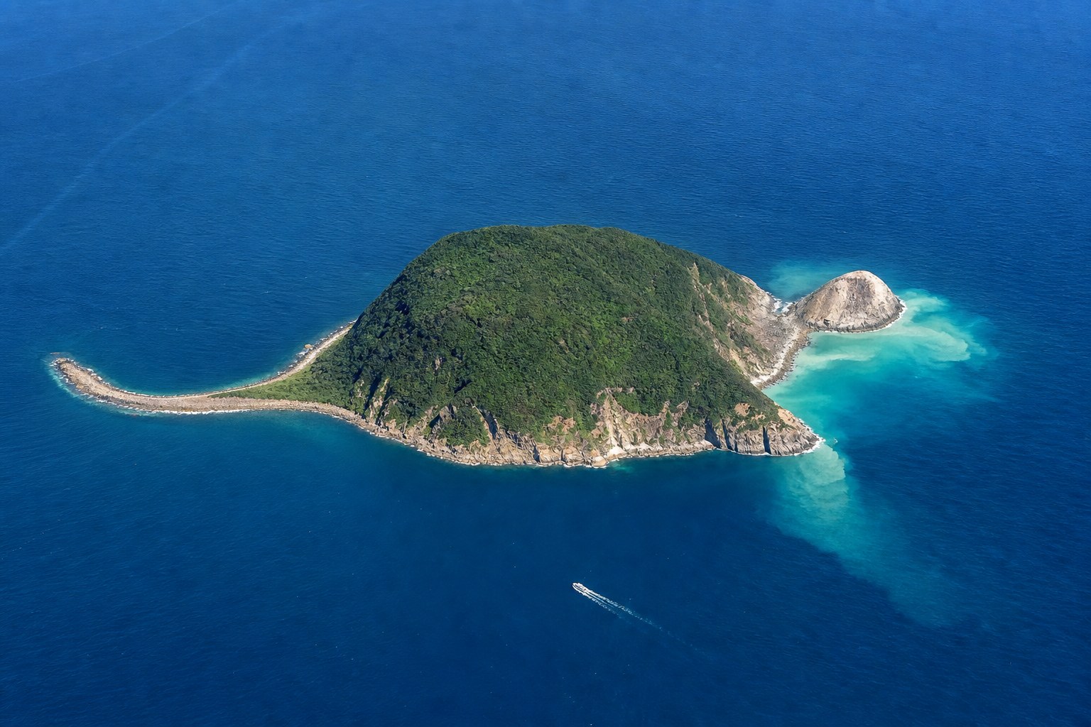 龜山島空拍全景:外型酷似浮龜的火山島,龜首火山地貌與龜尾礫石灘清晰可見(AI 生成示意圖)