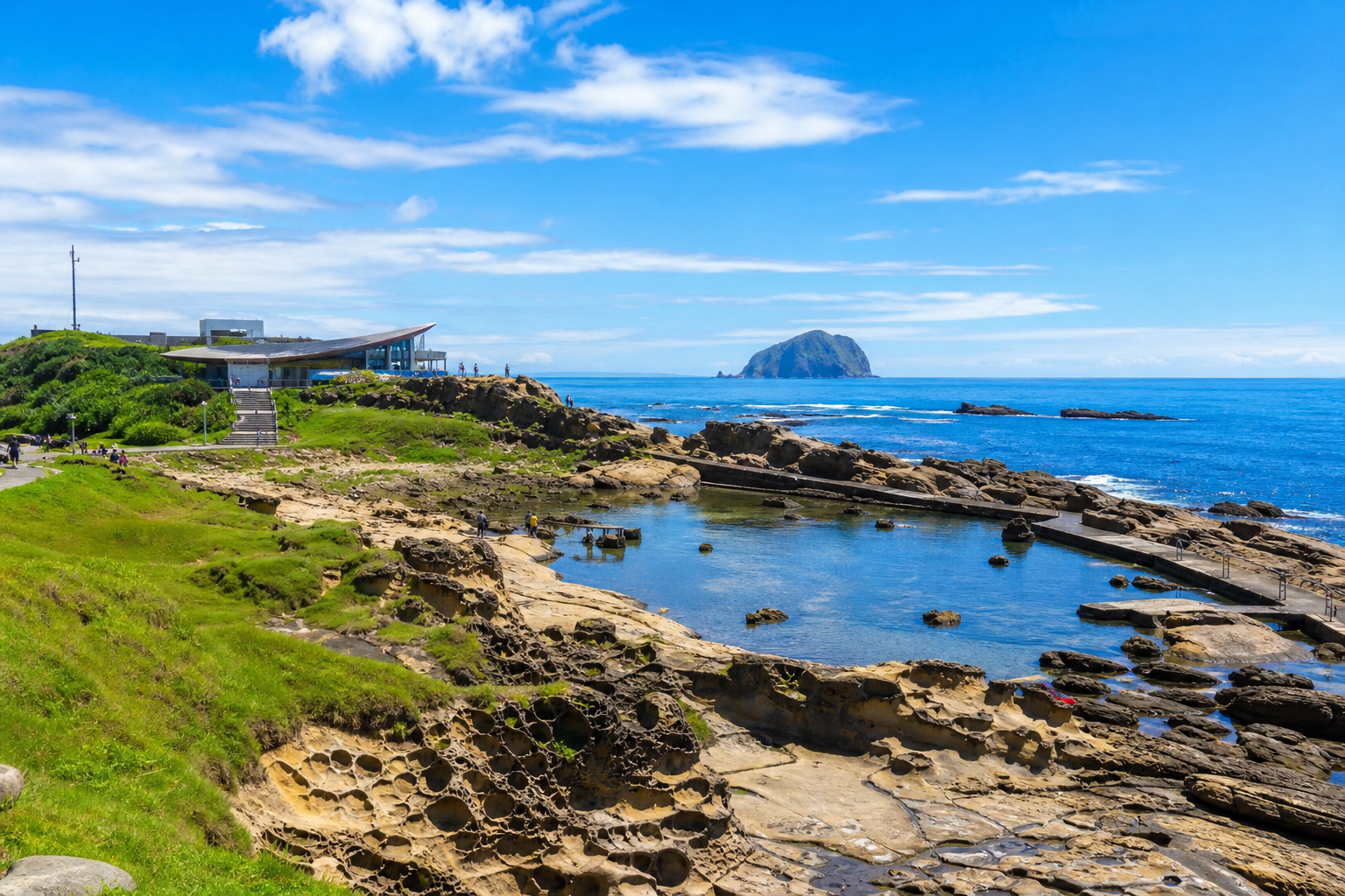 和平島公園擁有天然海水泳池與2300萬年地質奇景，是基隆最消暑的戶外景點