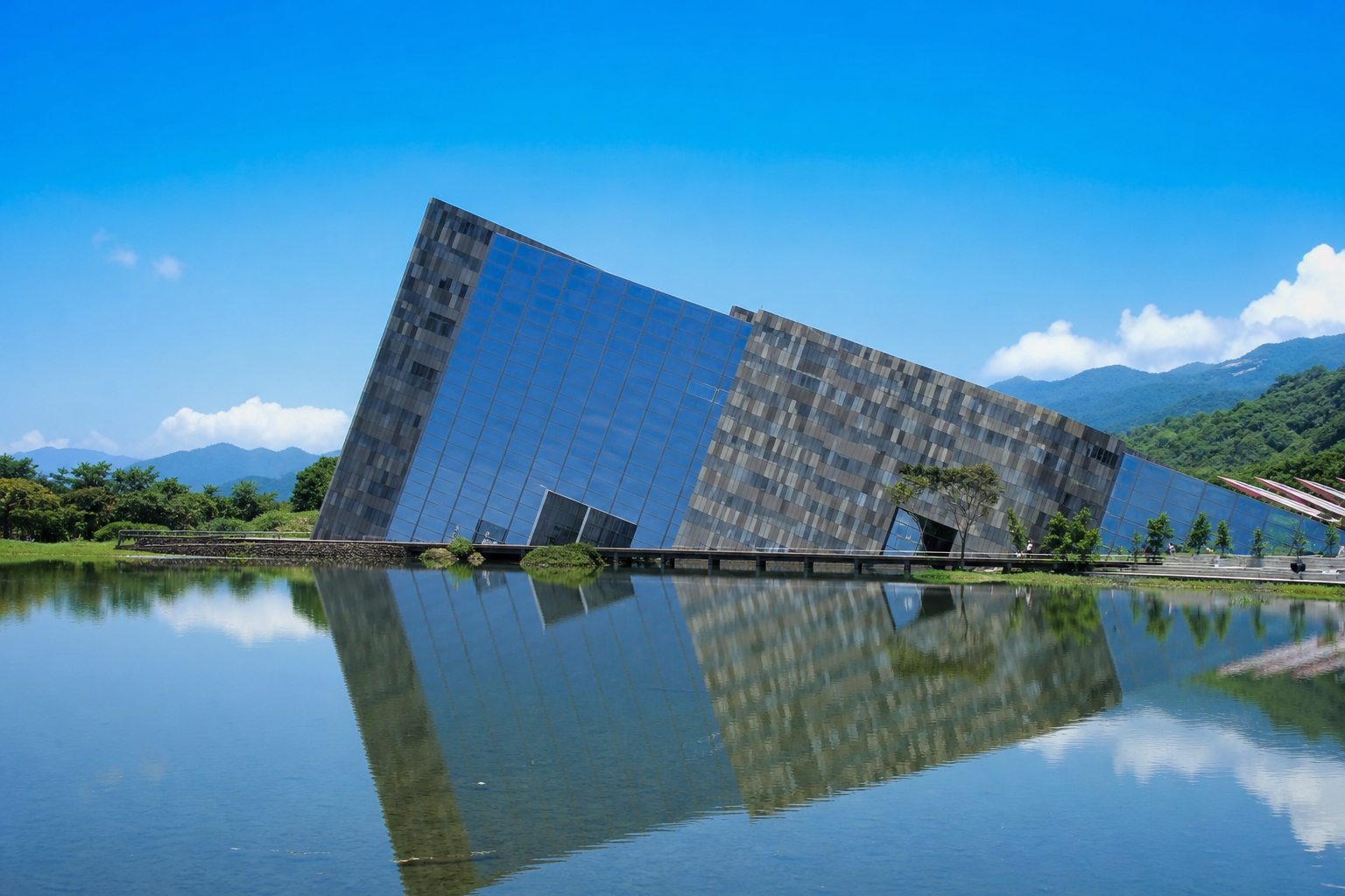 蘭陽博物館：單面山造型的玻璃帷幕建築，倒映在水池中如龜山島浮於海面（情境示意圖）