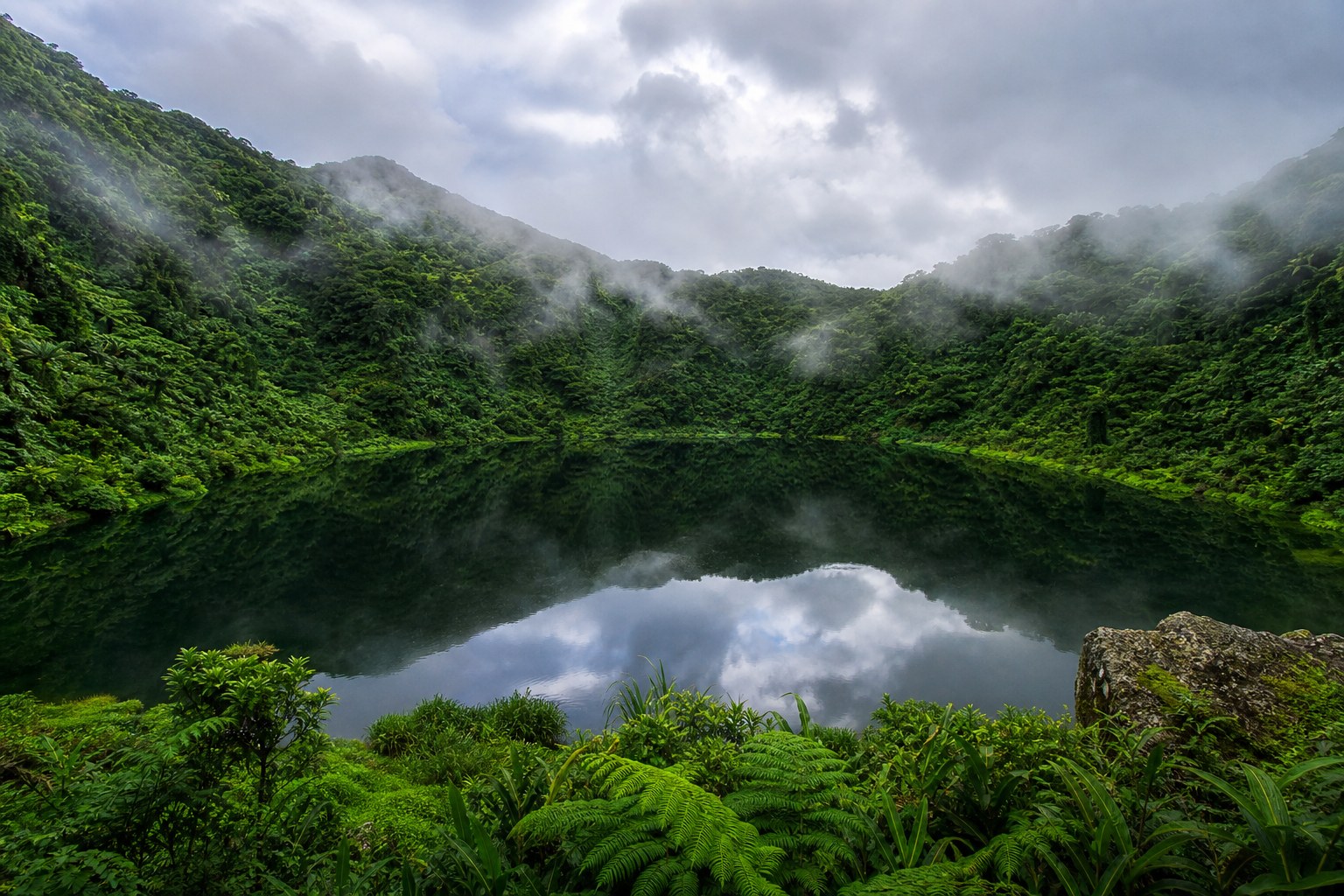 大天池是達悟族人口中的「高山之海」，雨後如明鏡倒映山林