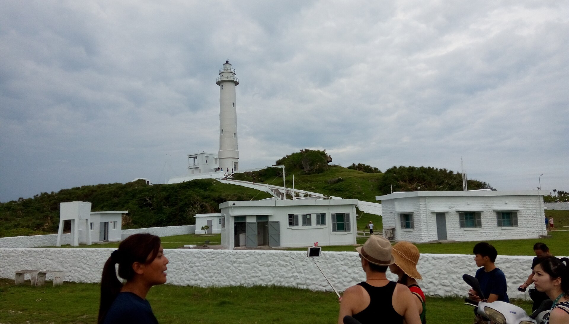 綠島燈塔白色塔身矗立於碧海藍天間