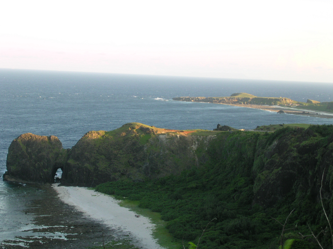 綠島睡美人岩海岸，清澈海水與礁岩景觀