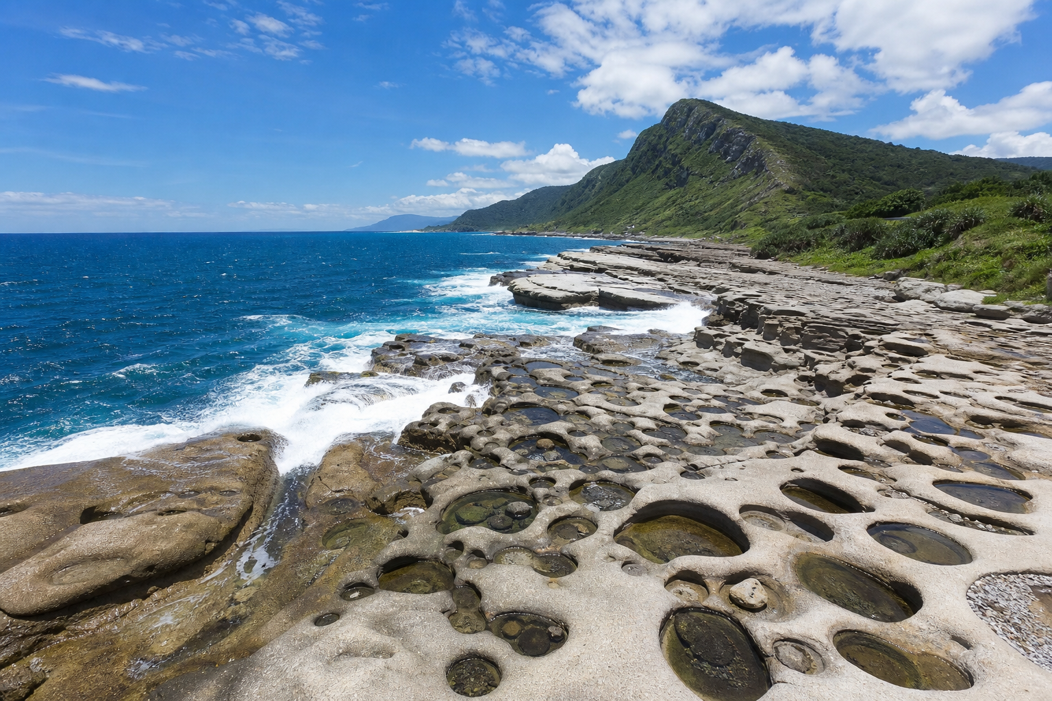石梯坪壯闊海蝕地形，太平洋藍與白色岩石交織出世界級地景
