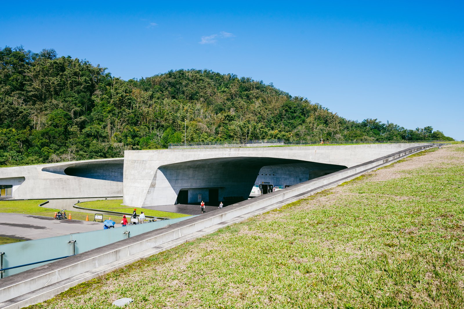 日月潭向山遊客中心，團紀彥設計的清水模地標建築