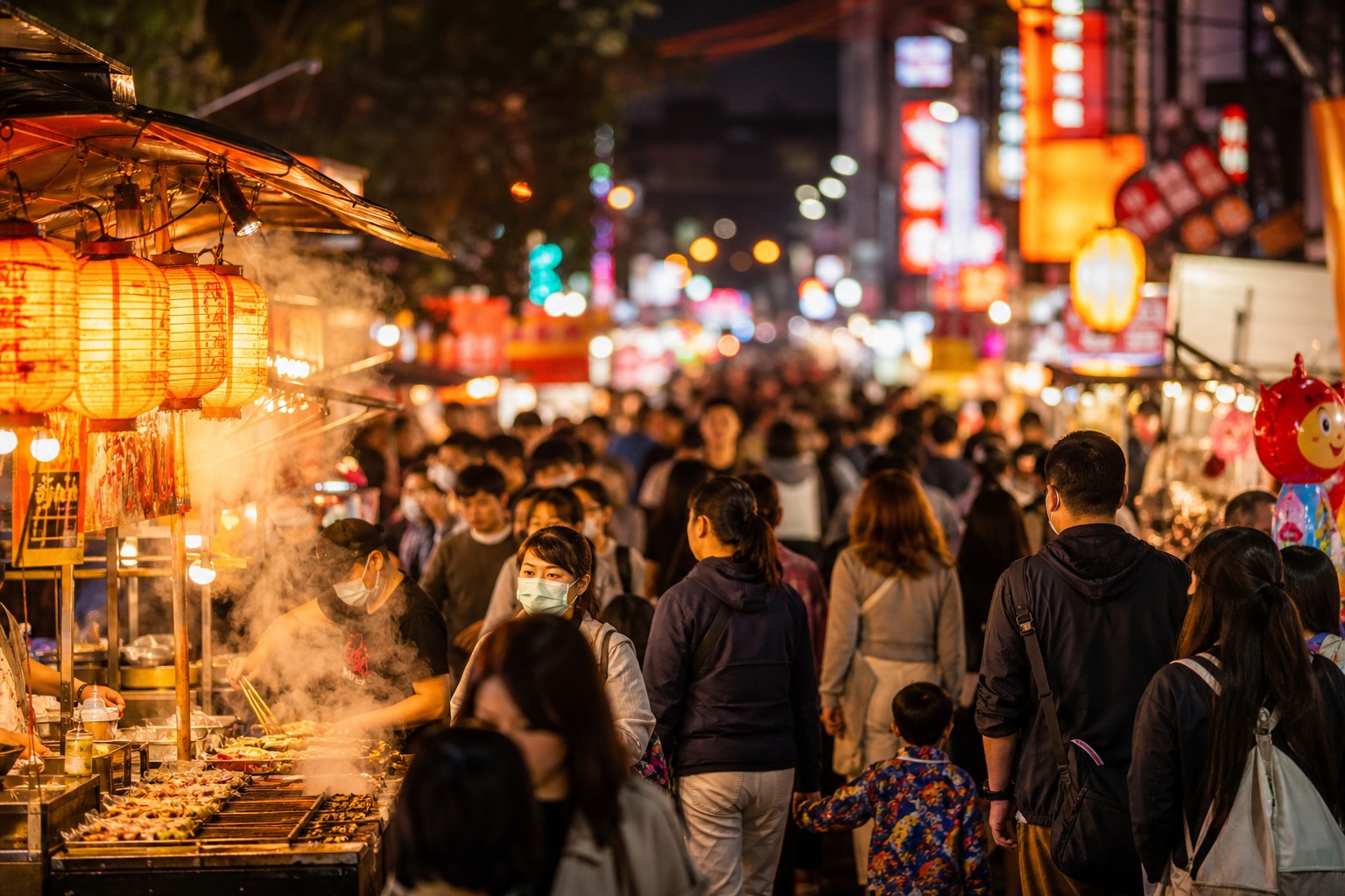 【AI生成示意圖】逢甲夜市夜晚攤位燈火，小吃攤前人潮與招牌林立的熱鬧街區