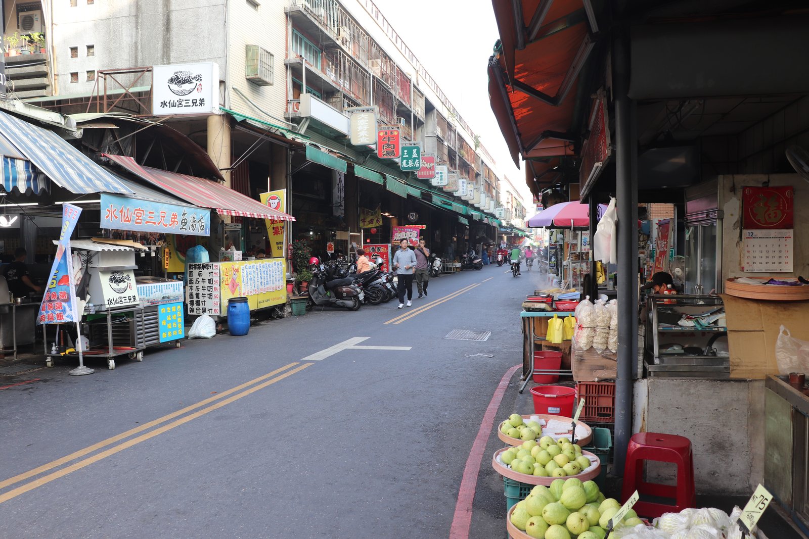 台南國華街夜市小吃攤,紅燈籠、蒸氣與人潮