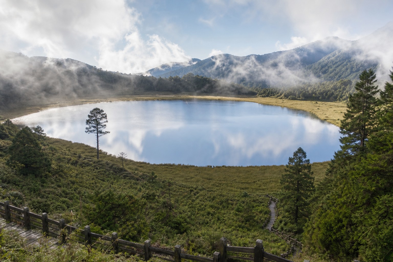 翠峰湖是台灣最大高山湖泊，晨霧瀰漫時宛如仙境，環山步道是「寂靜山徑」認證路線（AI 生成示意圖）