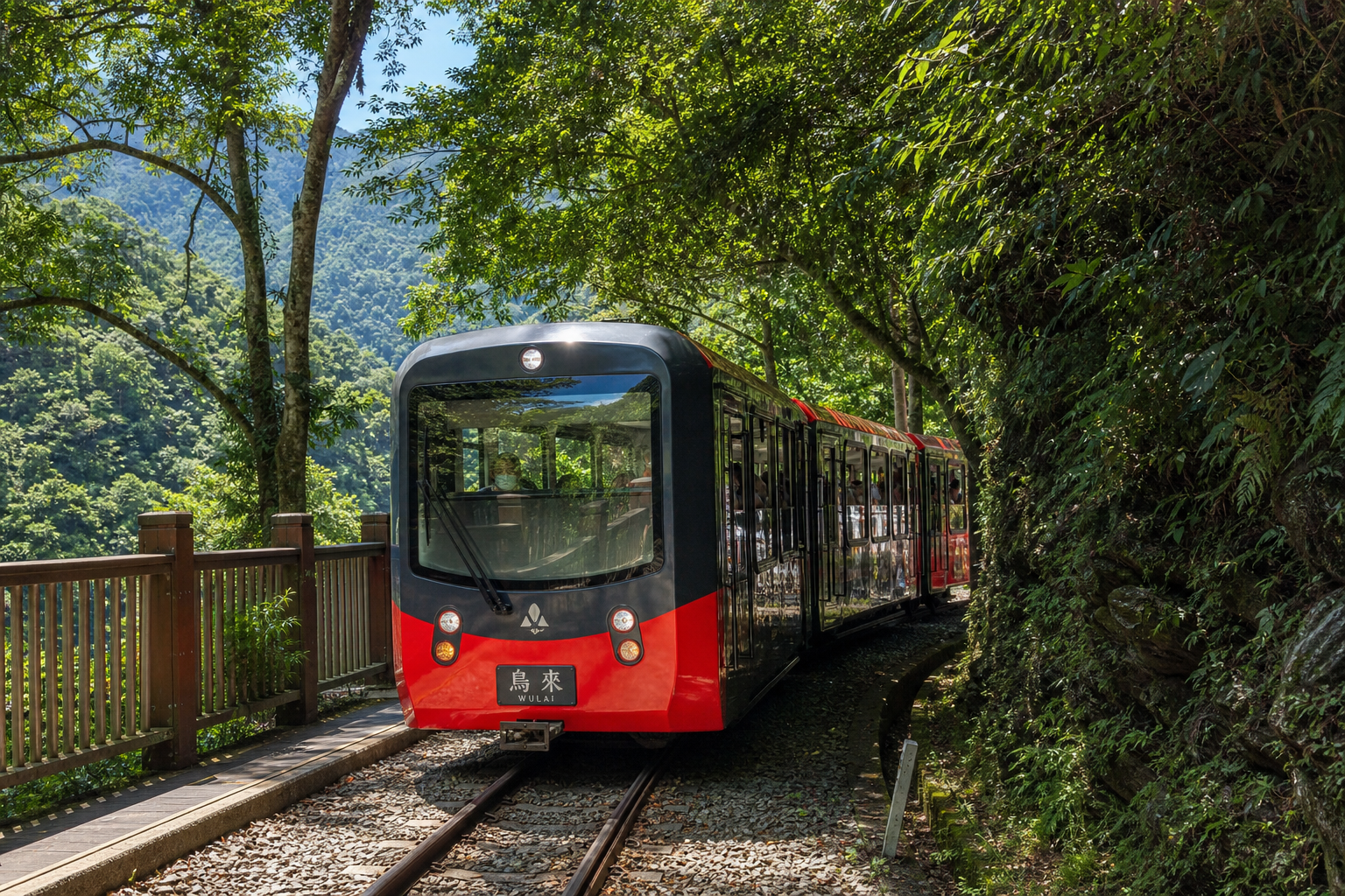 烏來台車紅灰色車廂行駛在森林鐵軌上，車內可見駕駛與乘客，陽光穿過樹葉灑落，充滿懷舊童趣