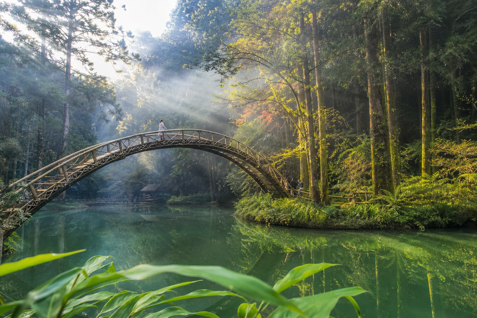 溪頭自然教育園區大學池上的孟宗竹拱橋,湖面如鏡映照翠綠森林(AI 生成示意圖)