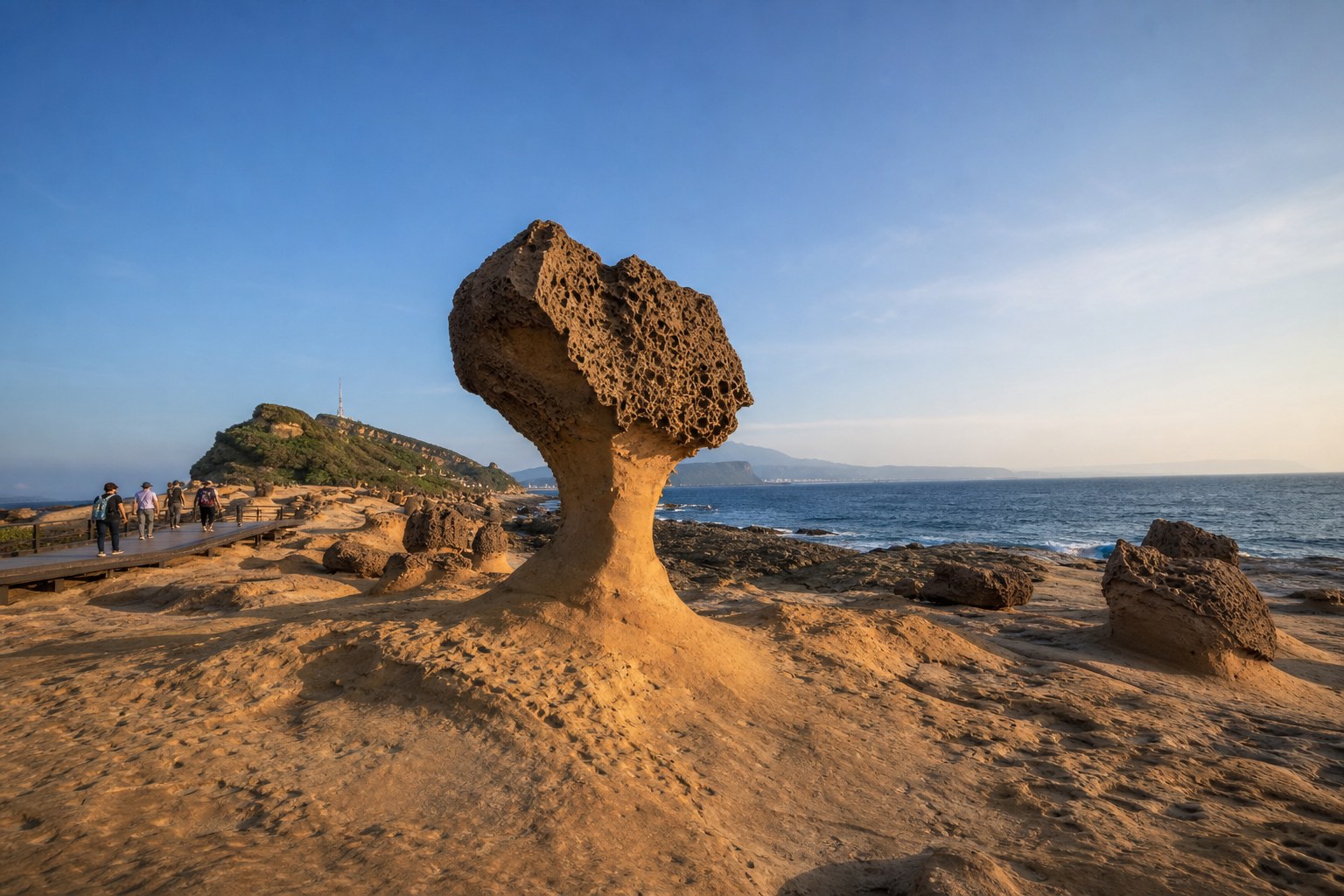 野柳女王頭是國際級海蝕地標,蕈狀岩一字排開的畫面堪稱北海岸代表場景(AI 生成示意圖)